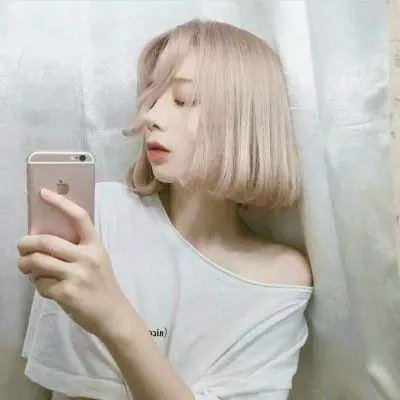 小姑娘艾萝依 在线观看